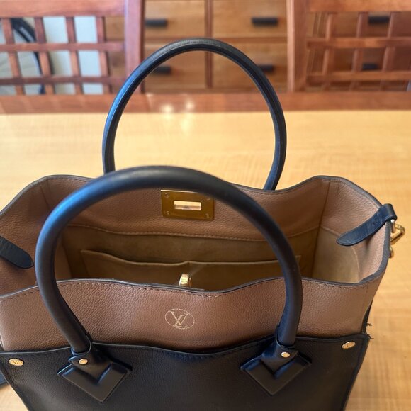 Louis Vuitton On My Side MM tote bag - Picture 2 of 9